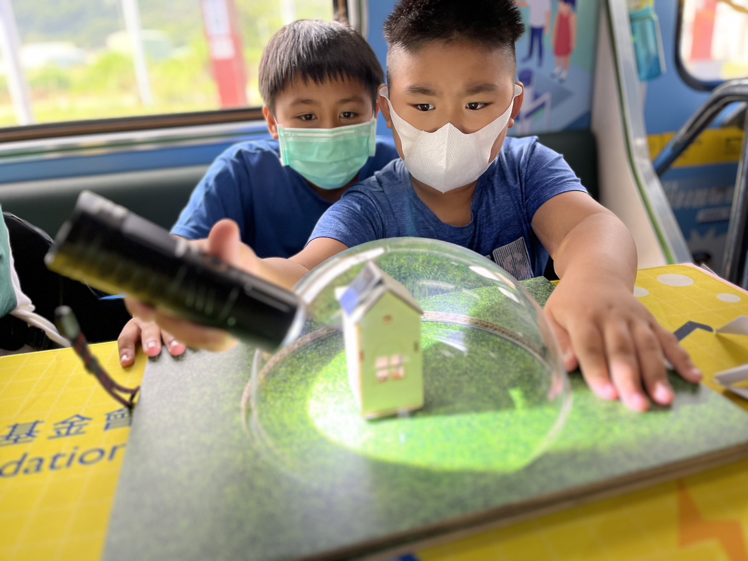 南宫·28WD參與基礎科學主題車廂，以STEAM教學精神，設計「逐日科學家」、「太陽能工程師」以及「淨零建築師」三大能源科普課程和實驗